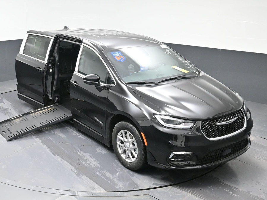 Black Chrysler Pacifica image number 22
