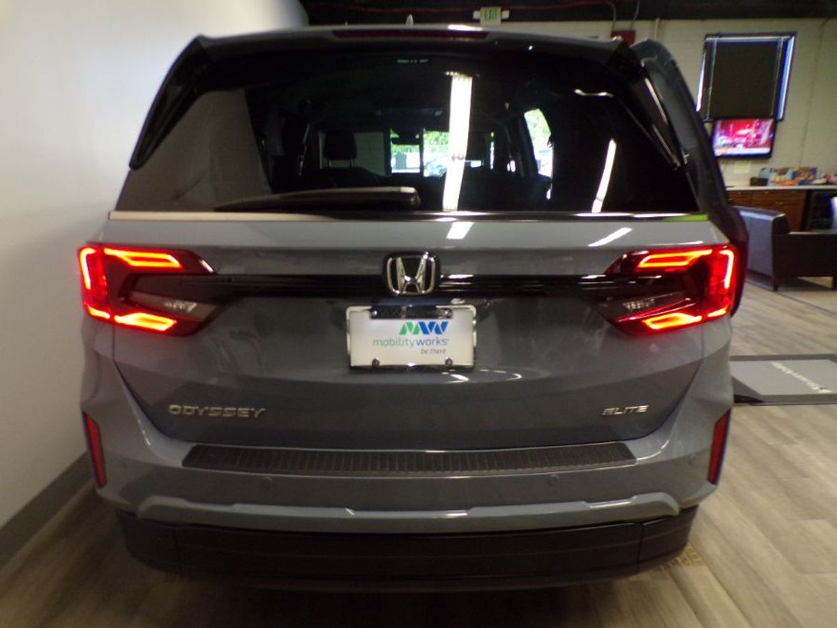 Grey Honda Odyssey image number 2