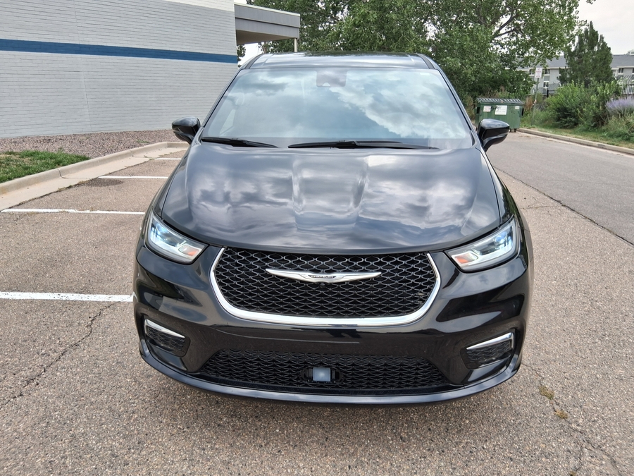Black Chrysler Pacifica image number 2