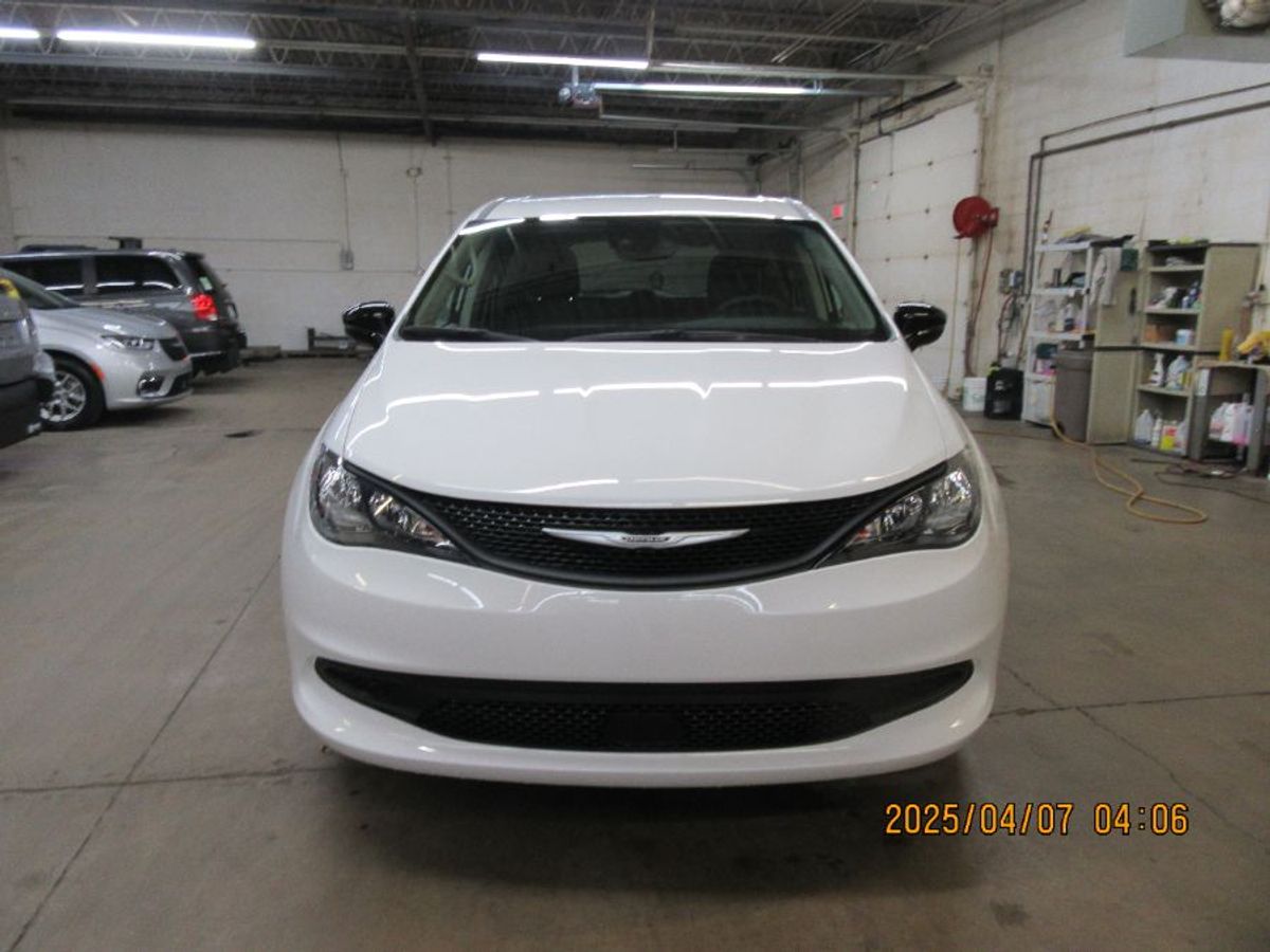 White Chrysler Voyager image number 6