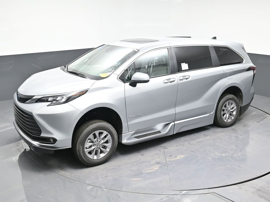 New 2025 Toyota Sienna Hybrid XLE Base - BraunAbility Side Entry Entry Fold Out Automatic Ramp