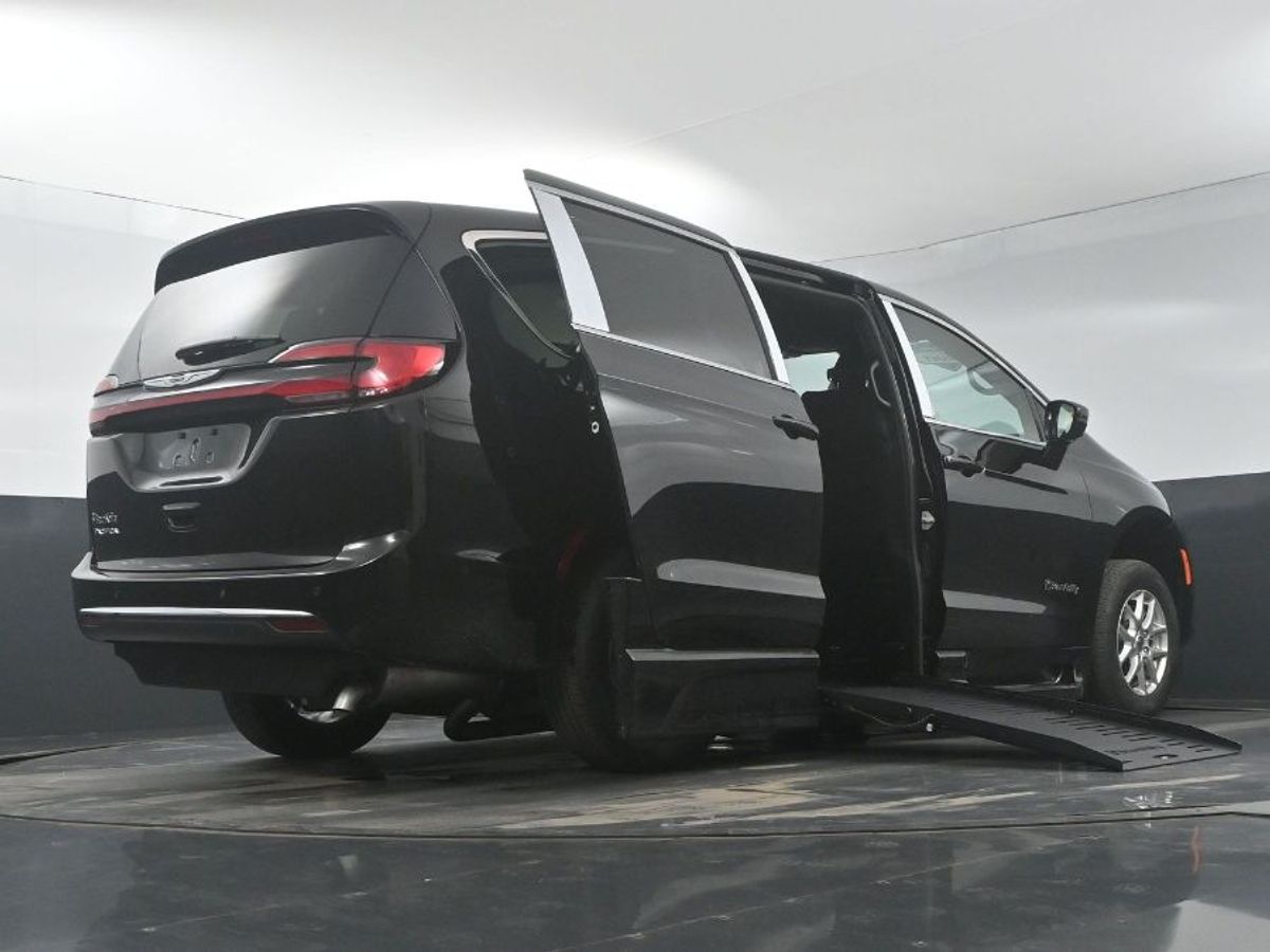 Black Chrysler Pacifica image number 21