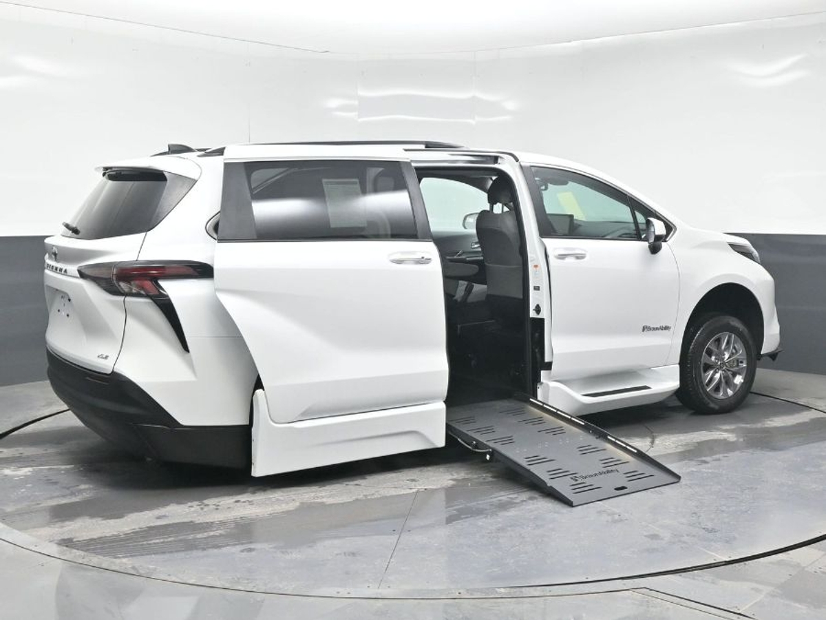 2025 TOYOTA SIENNA - Image 7