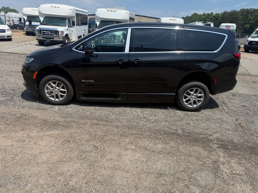 Black Chrysler Pacifica image number 1