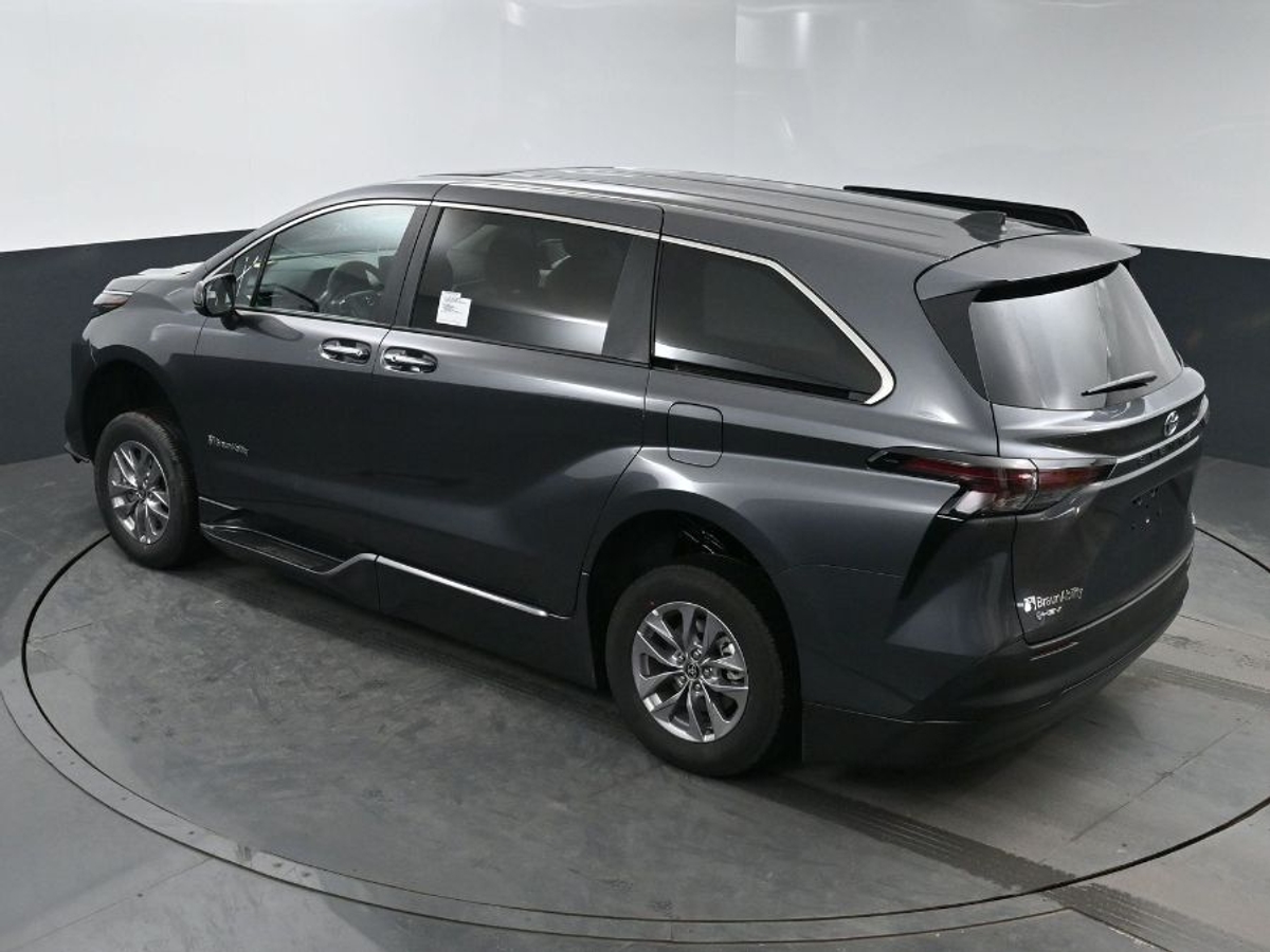 Grey Toyota Sienna image number 18