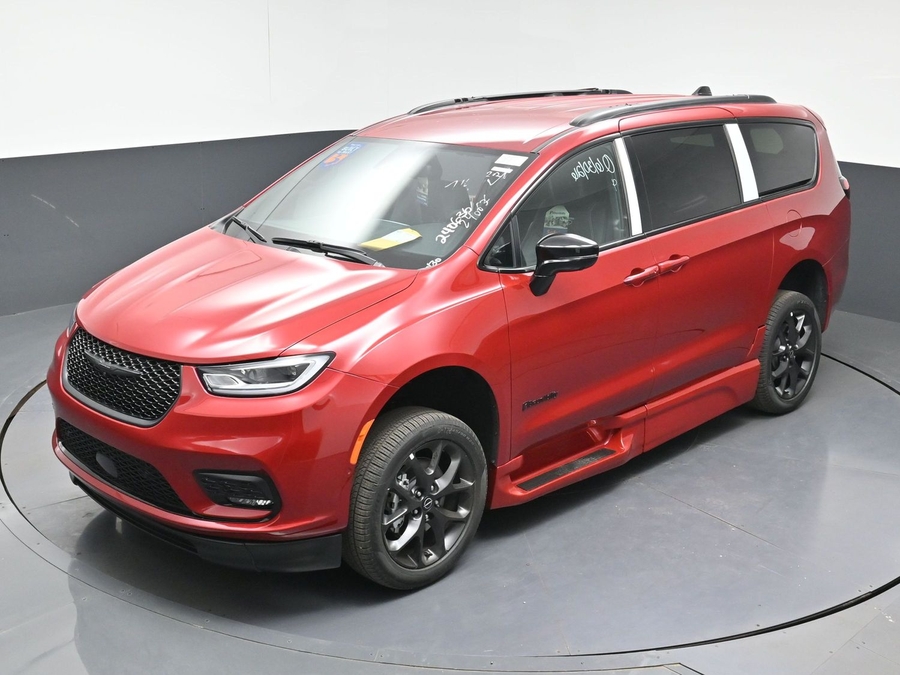 Red Chrysler Pacifica image number 21