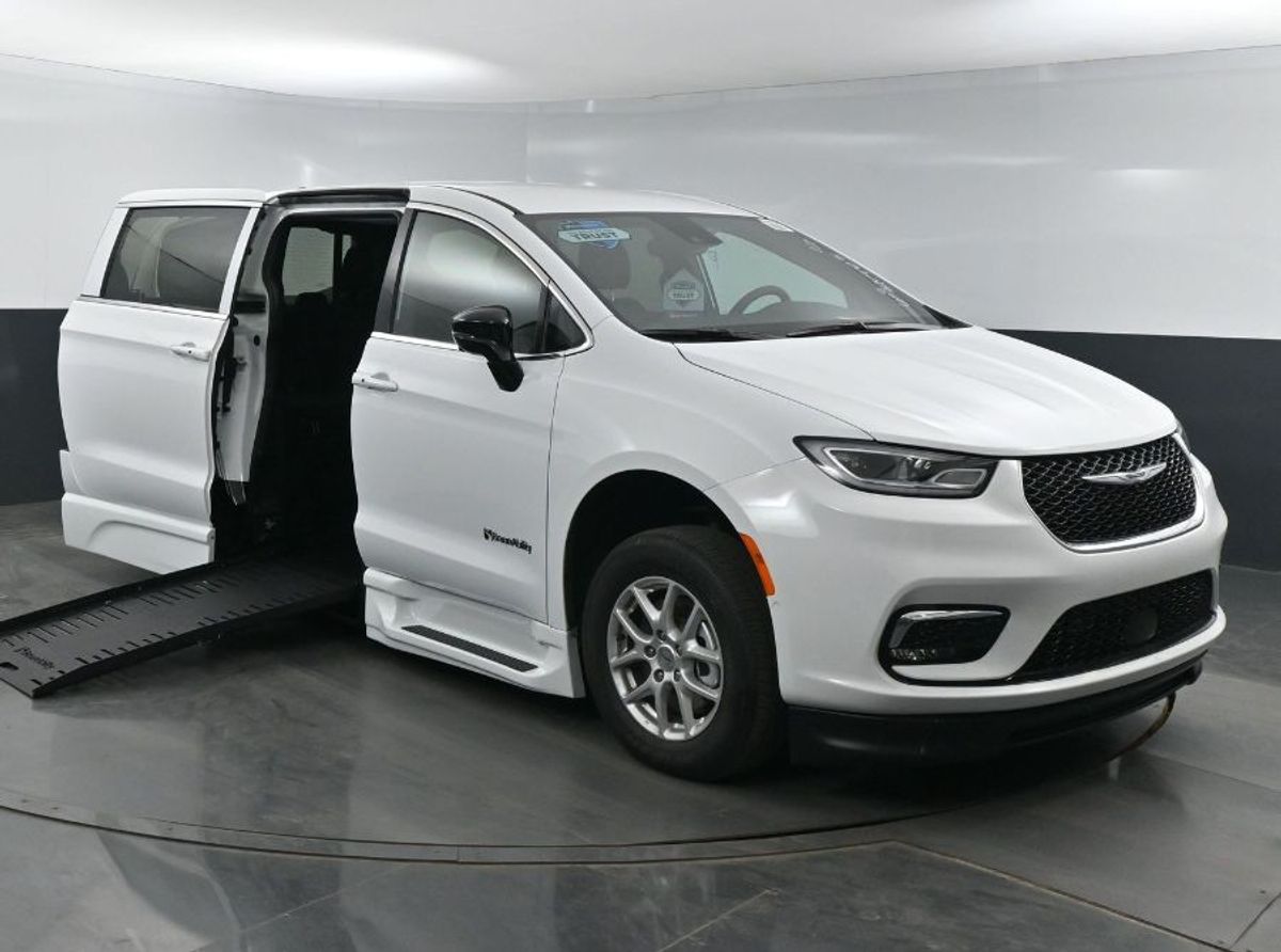 2025 CHRYSLER PACIFICA - Image 18