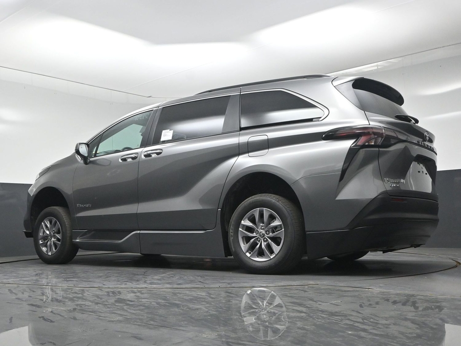New 2026 Toyota Sienna Hybrid XLE Base - BraunAbility Side Entry Fold Out Automatic Ramp