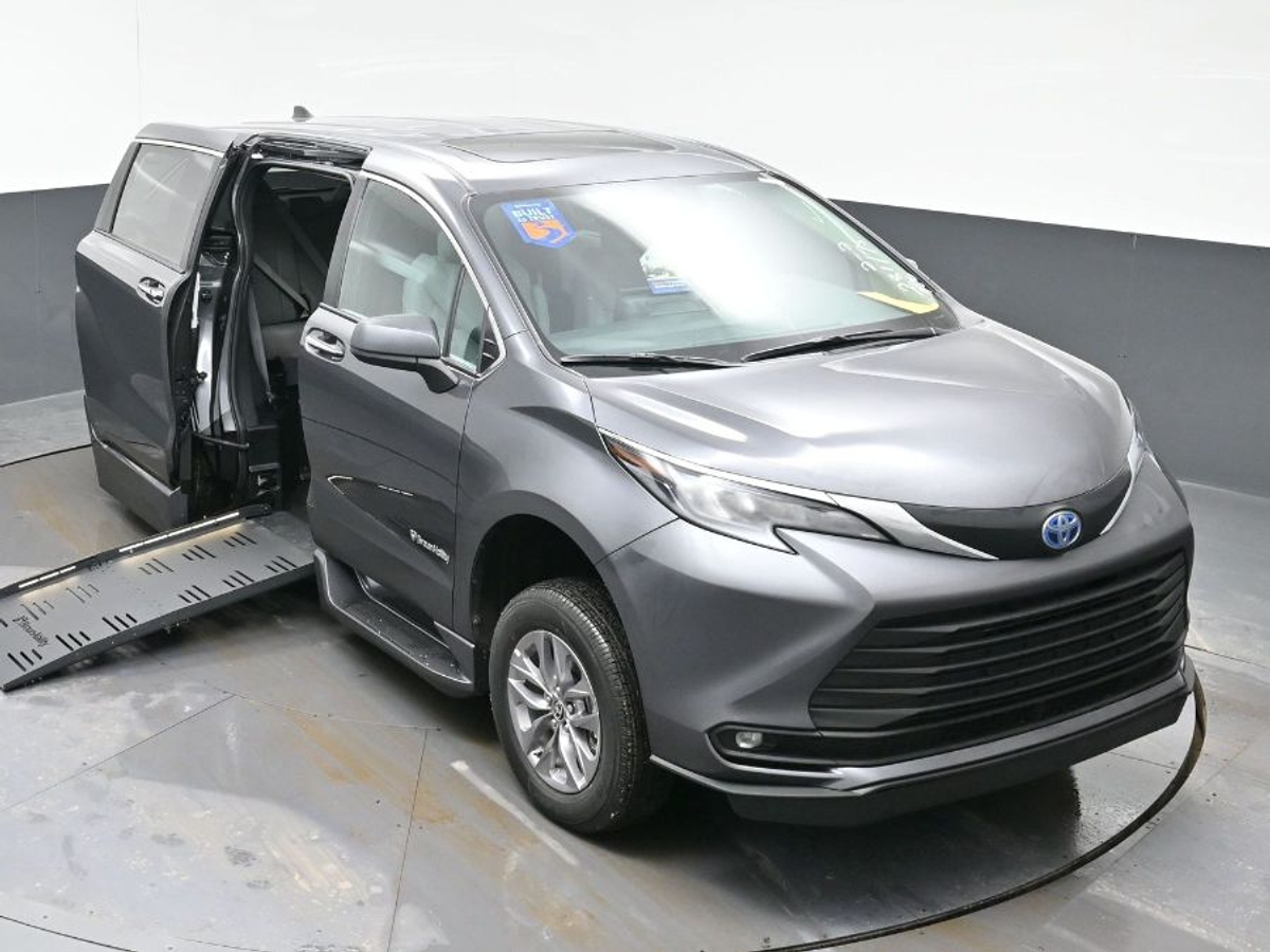 Grey Toyota Sienna image number 17