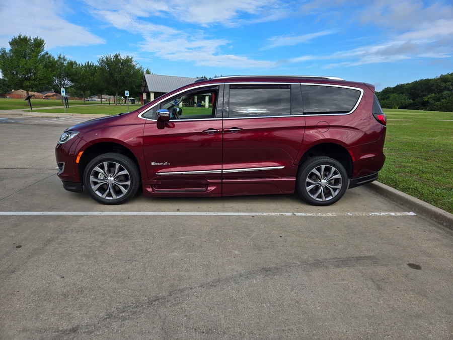 Used 2018 Chrysler Pacifica Limited - BraunAbility Side Entry Entry In Floor Automatic Ramp