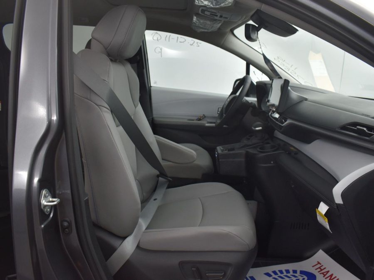 Grey Toyota Sienna image number 6
