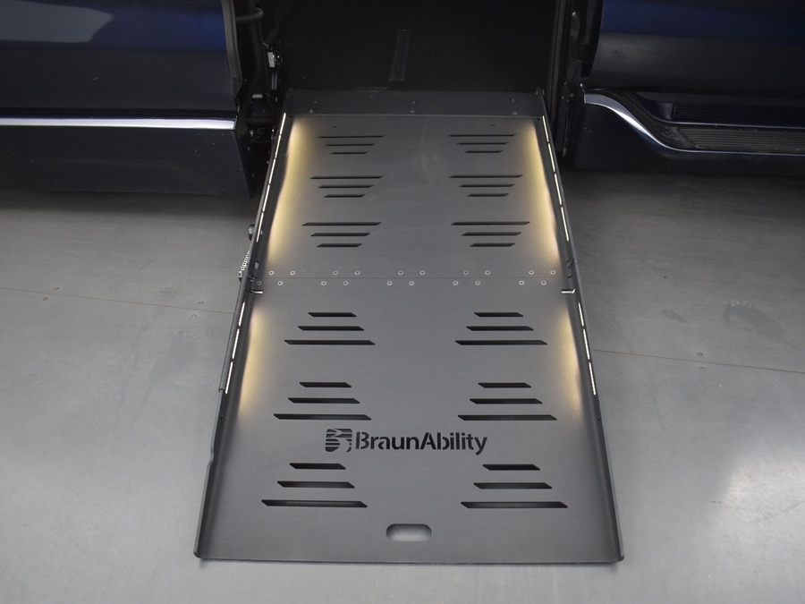 New 2025 Toyota Sienna Hybrid XLE Base - BraunAbility Side Entry Entry Fold Out Automatic Ramp