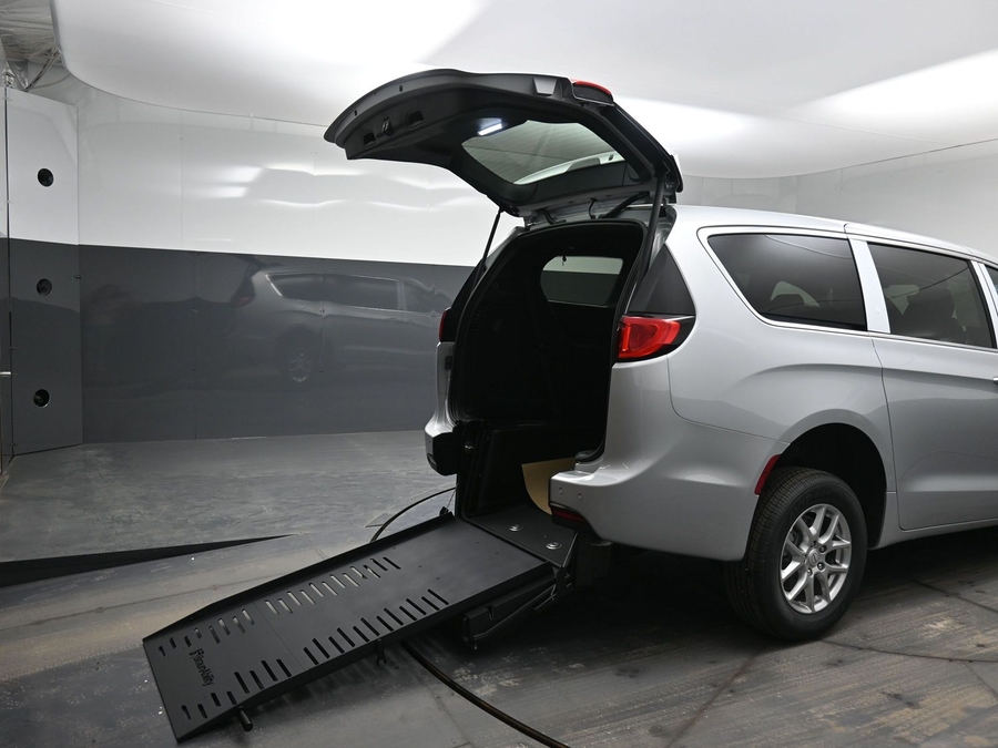 Silver Chrysler Voyager image number 10