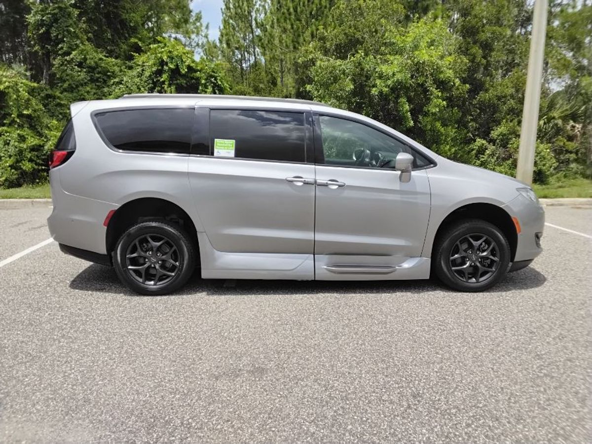 Silver Chrysler Pacifica image number 16