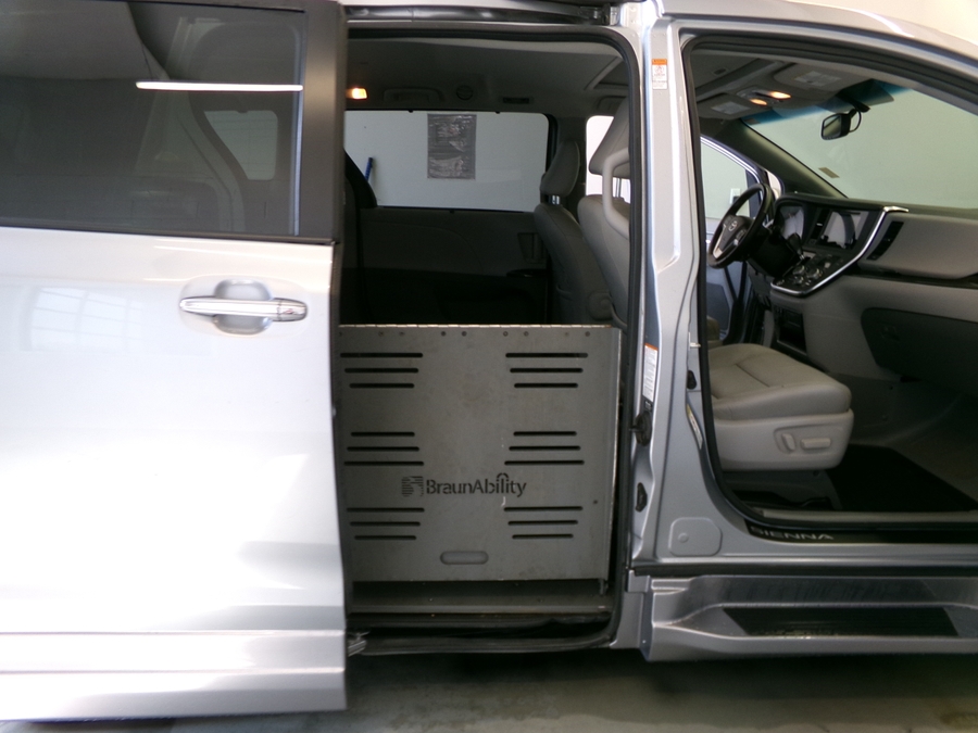 Silver Toyota Sienna image number 2