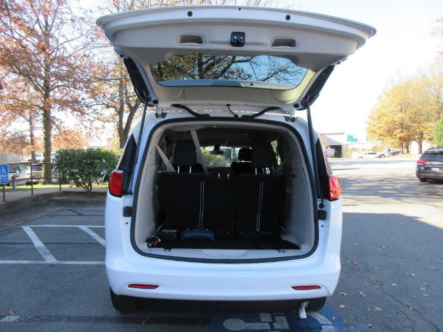 White Chrysler Voyager image number 10