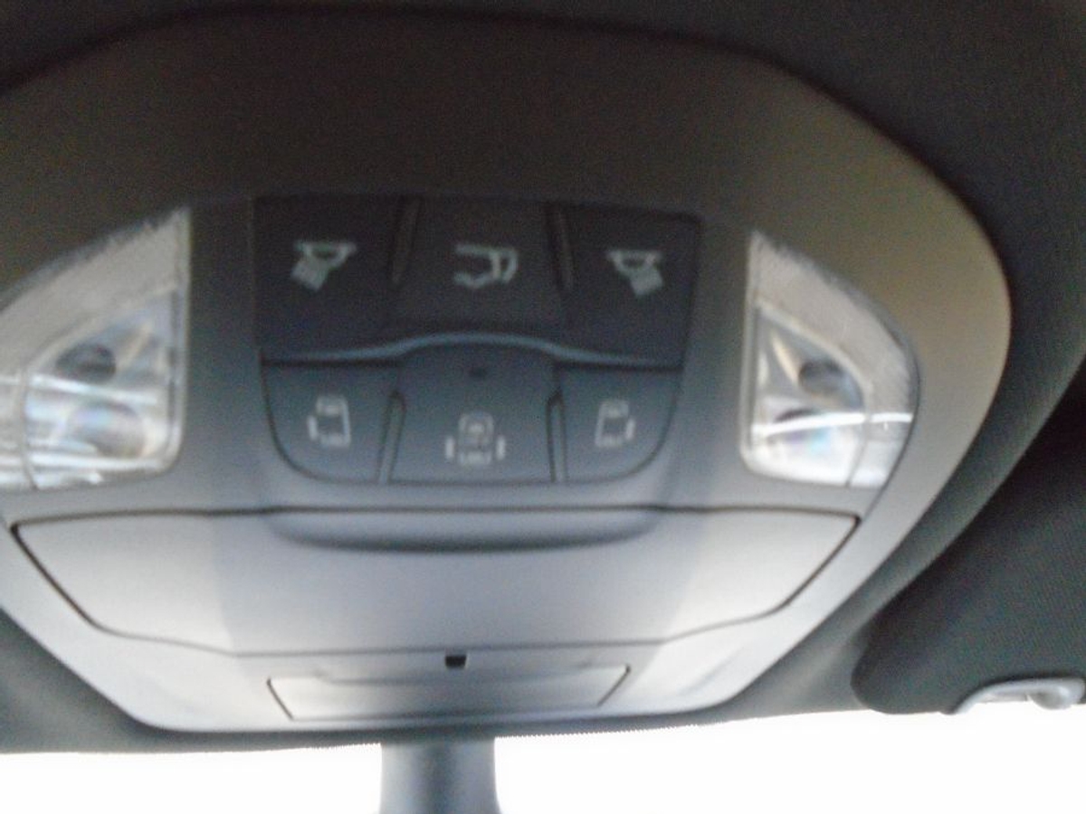 White Chrysler Pacifica image number 8