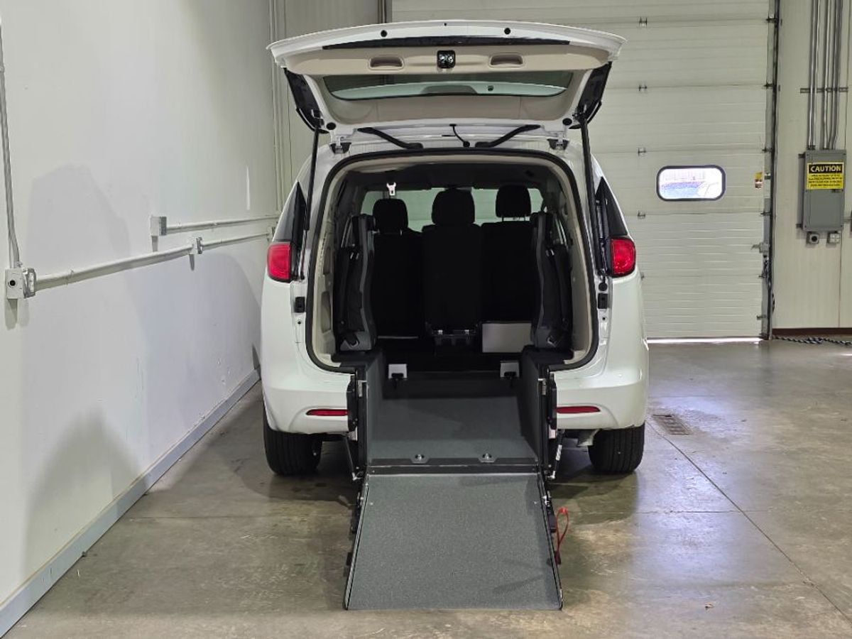 White Chrysler Voyager image number 12