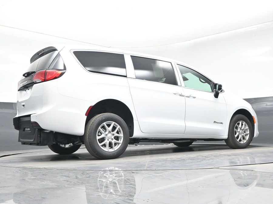 White Chrysler Voyager image number 18
