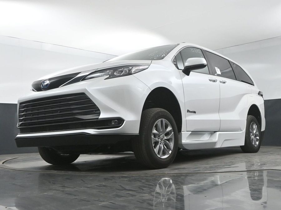 New 2025 Toyota Sienna Hybrid XLE Base - BraunAbility Side Entry Entry In Floor Automatic Ramp