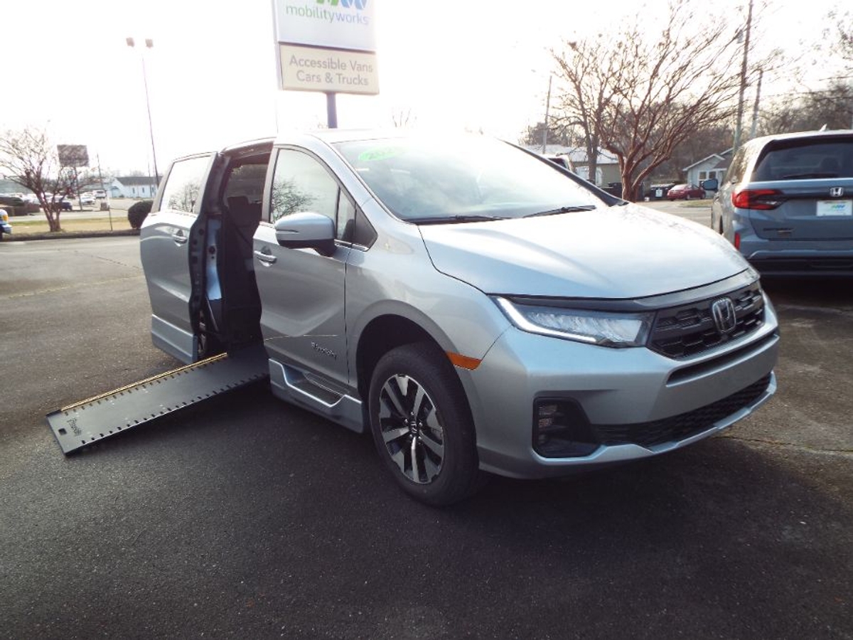 Silver Honda Odyssey image number 26