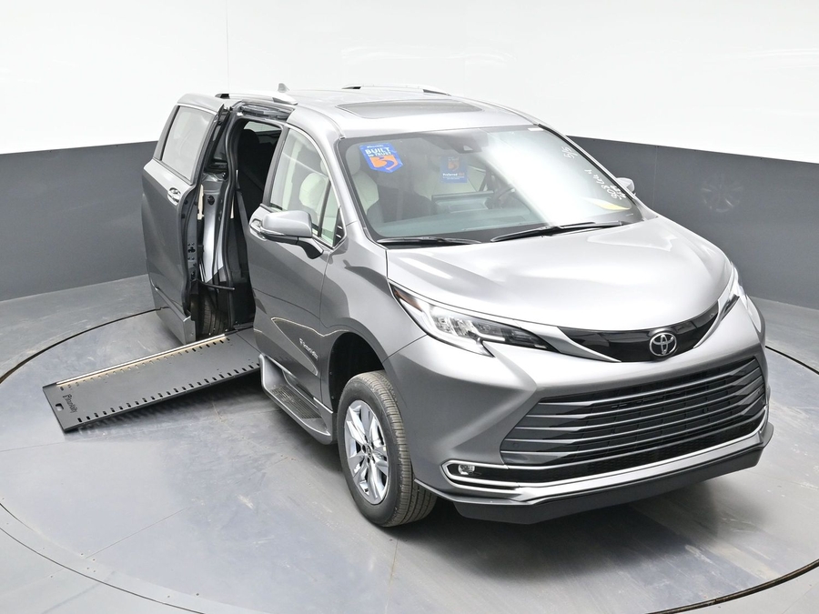 New 2026 Toyota Sienna Hybrid Limited - BraunAbility Side Entry Entry In Floor Automatic Ramp