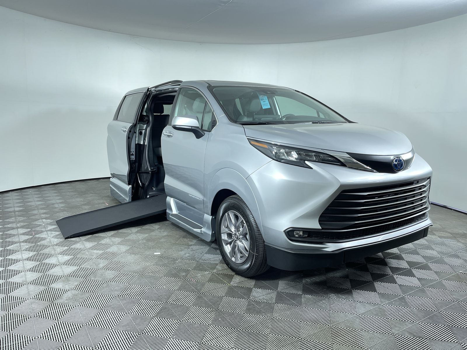 2025 Toyota Sienna AWD XLE P