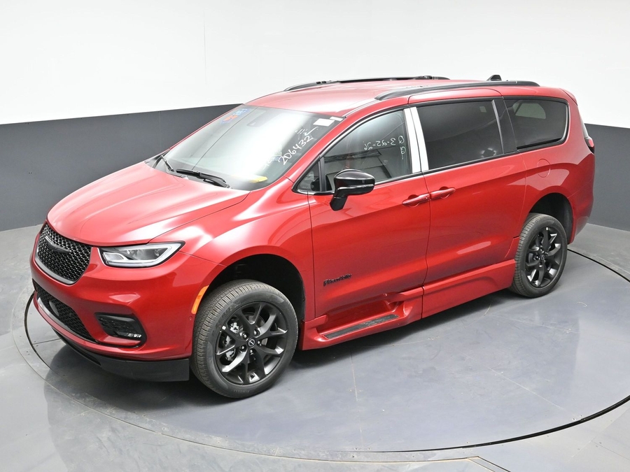 Red Chrysler Pacifica image number 23
