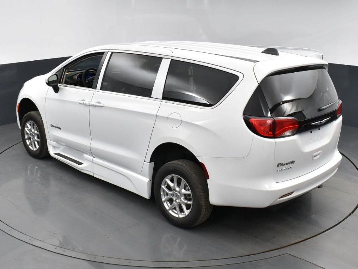 White Chrysler Voyager image number 22