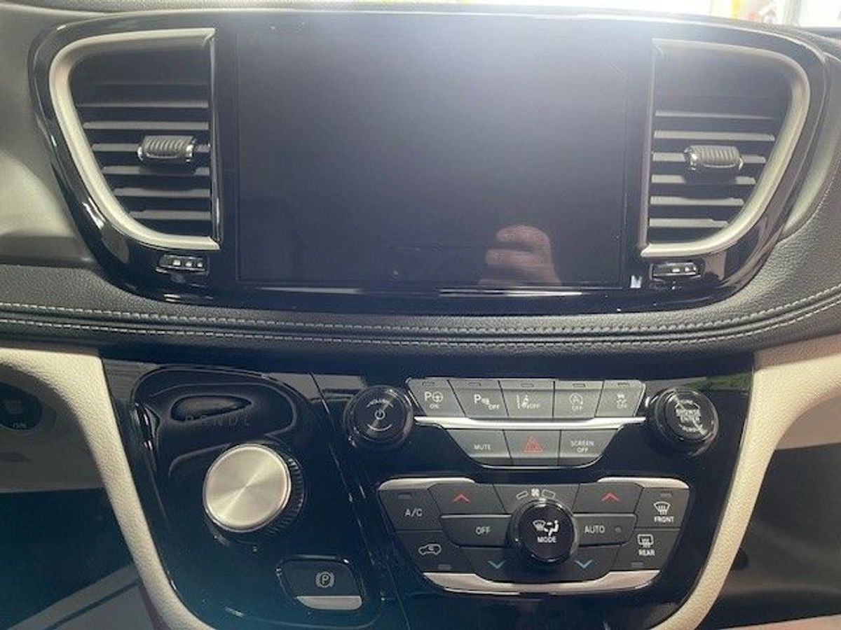 Silver Chrysler Pacifica image number 16