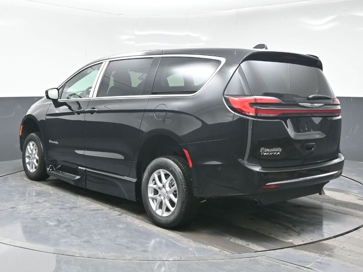 Black Chrysler Pacifica image number 3