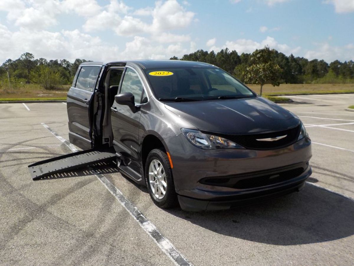 Grey Chrysler Voyager image number 1