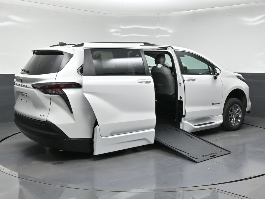 White Toyota Sienna image number 6
