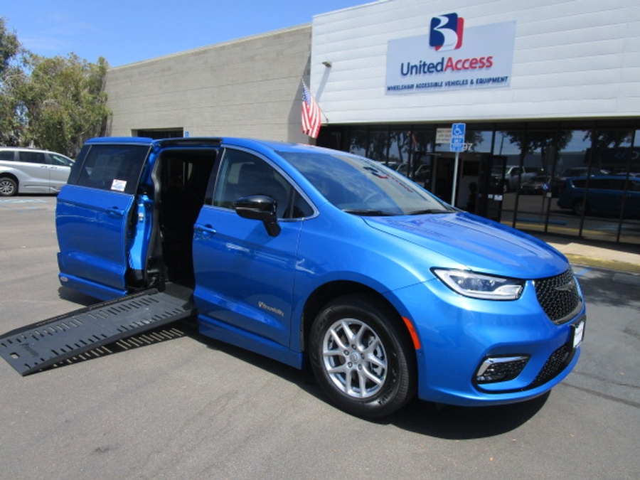 New 2026 Chrysler Pacifica Select Safety - BraunAbility Side Entry Entry Fold Out Automatic Ramp