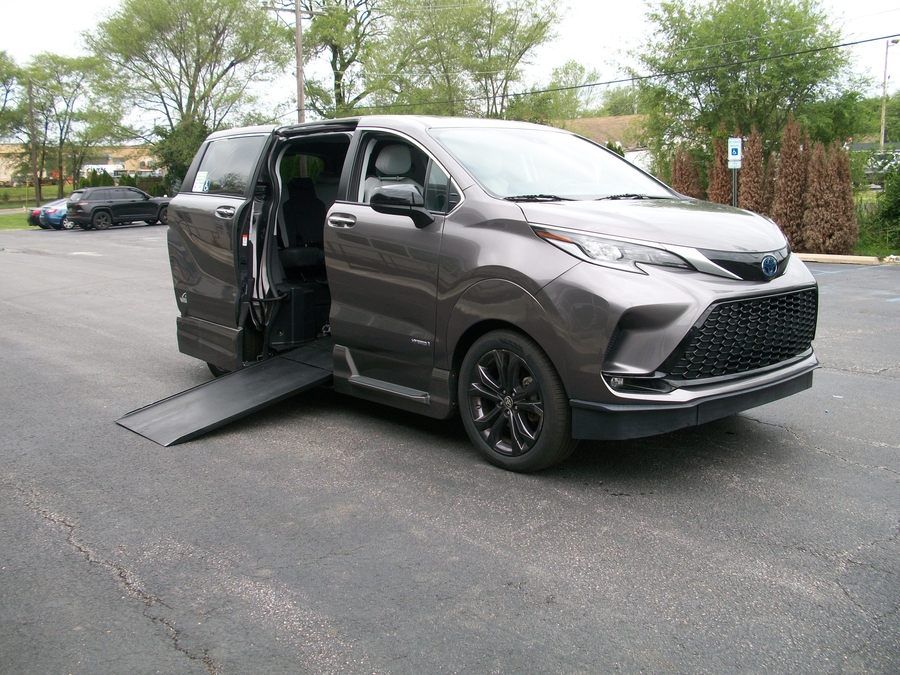 Grey Toyota Sienna image number 1