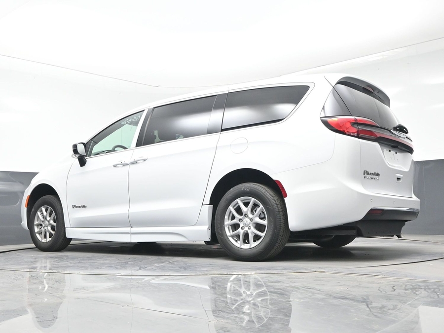 White Chrysler Pacifica image number 13