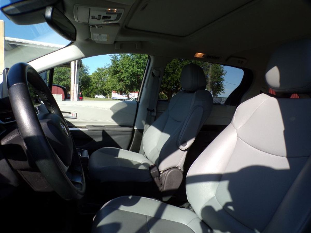 Silver Toyota Sienna image number 14
