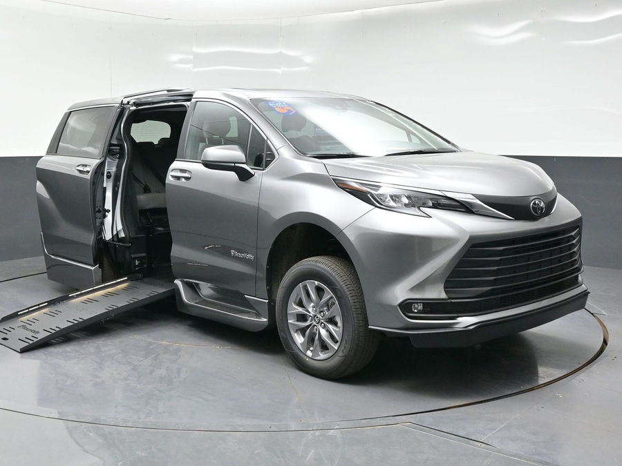 New 2026 Toyota Sienna Hybrid XLE Base - BraunAbility Side Entry Fold Out Automatic Ramp