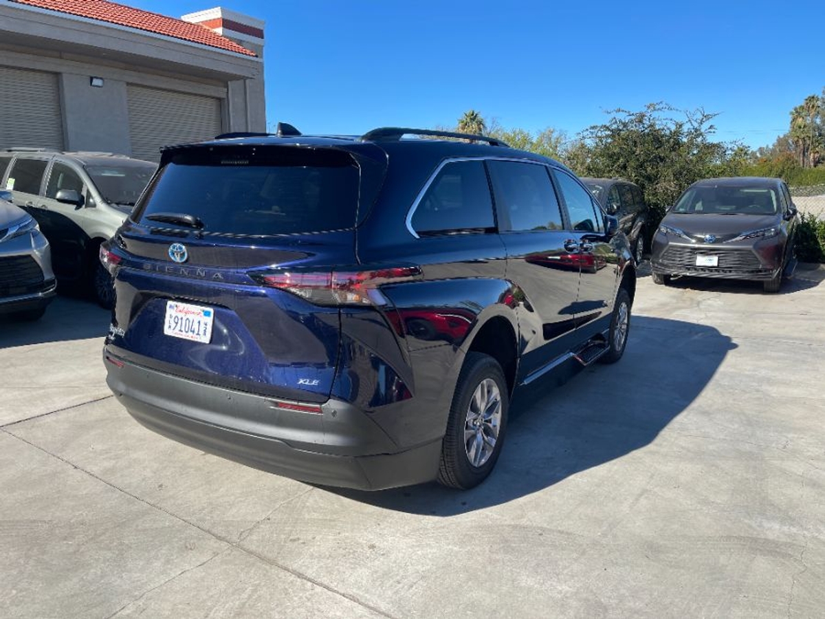 2025 TOYOTA SIENNA - Image 2