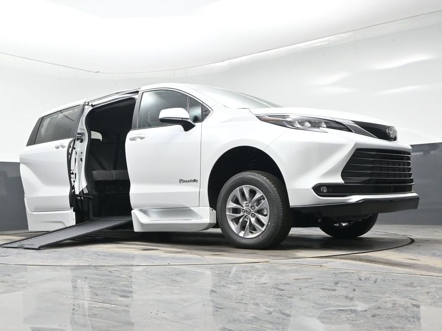 New 2026 Toyota Sienna Hybrid XLE Add - BraunAbility Side Entry Entry In Floor Automatic Ramp