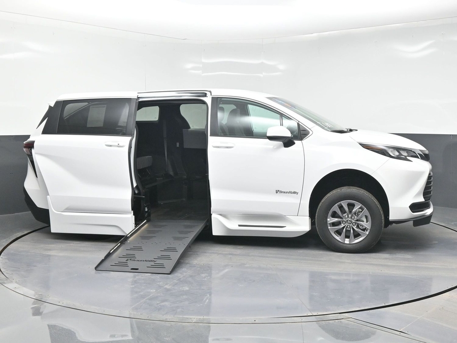 New 2025 Toyota Sienna Hybrid LE - BraunAbility Side Entry Entry Fold Out Automatic Ramp