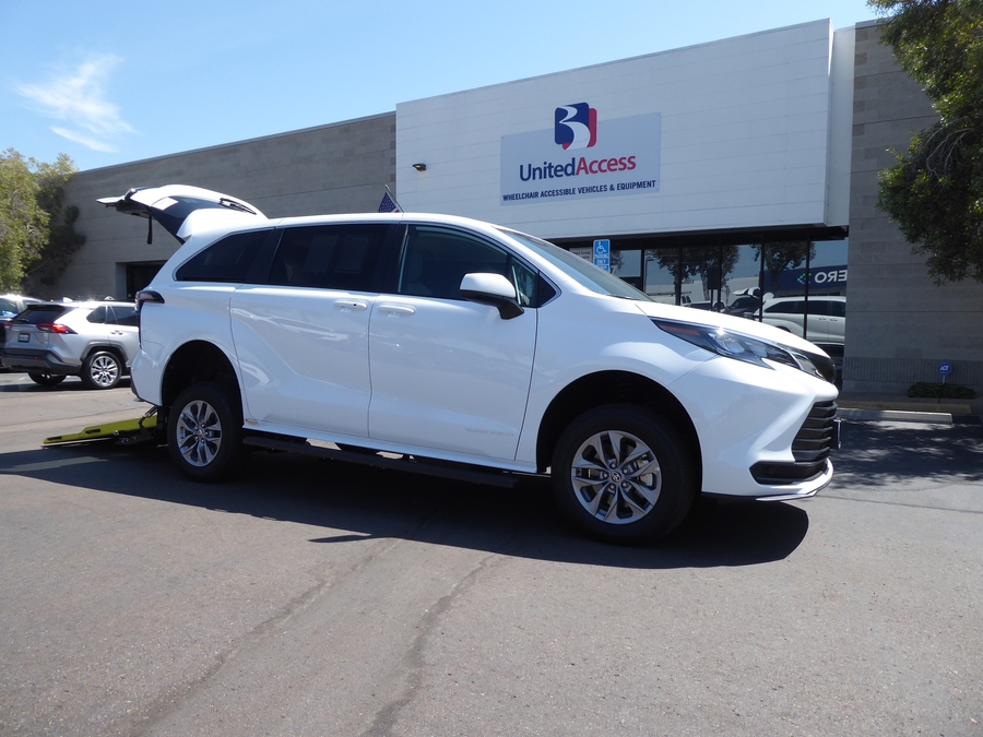 New 2026 Toyota Sienna Hybrid LE w swivel 2nd row - Vantage Mobility Commercial Rear Entry Fold Out Manual Ramp