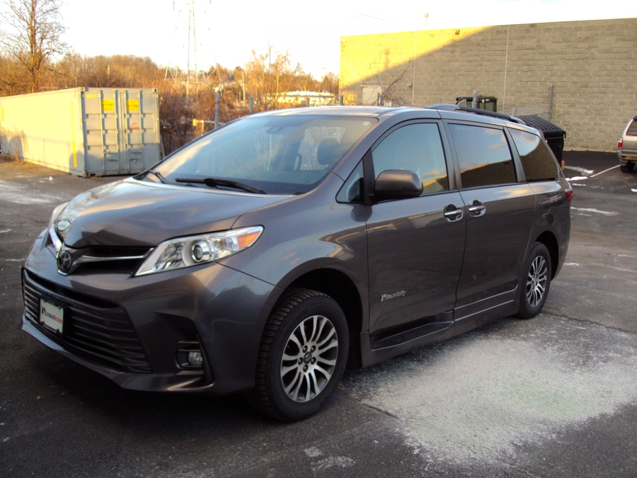 Used 2020 Toyota Sienna XLE Base - BraunAbility Side Entry Entry In Floor Automatic Ramp