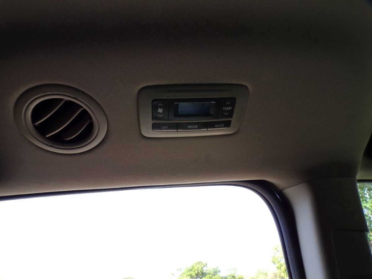 White Toyota Sienna image number 16