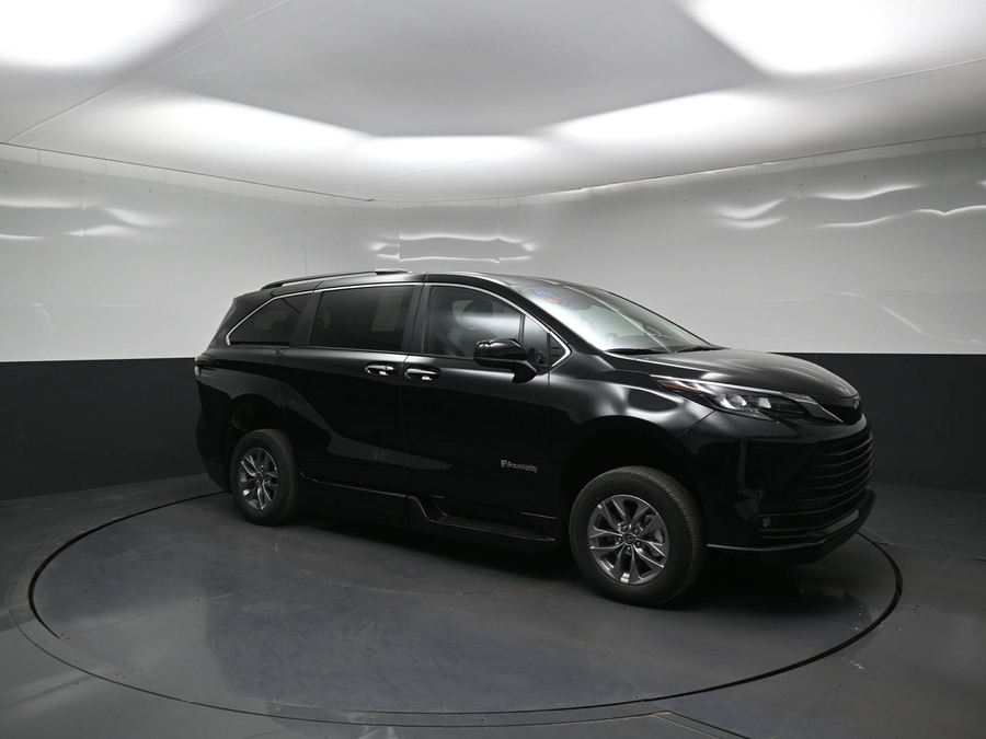 Black Toyota Sienna image number 14