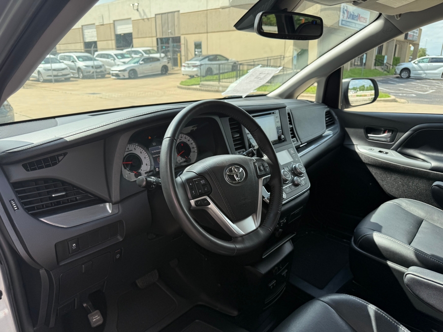 Used 2018 Toyota Sienna SE - BraunAbility Side Entry Entry Fold Out Automatic Ramp