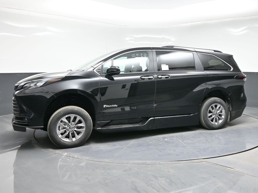 Black Toyota Sienna image number 2