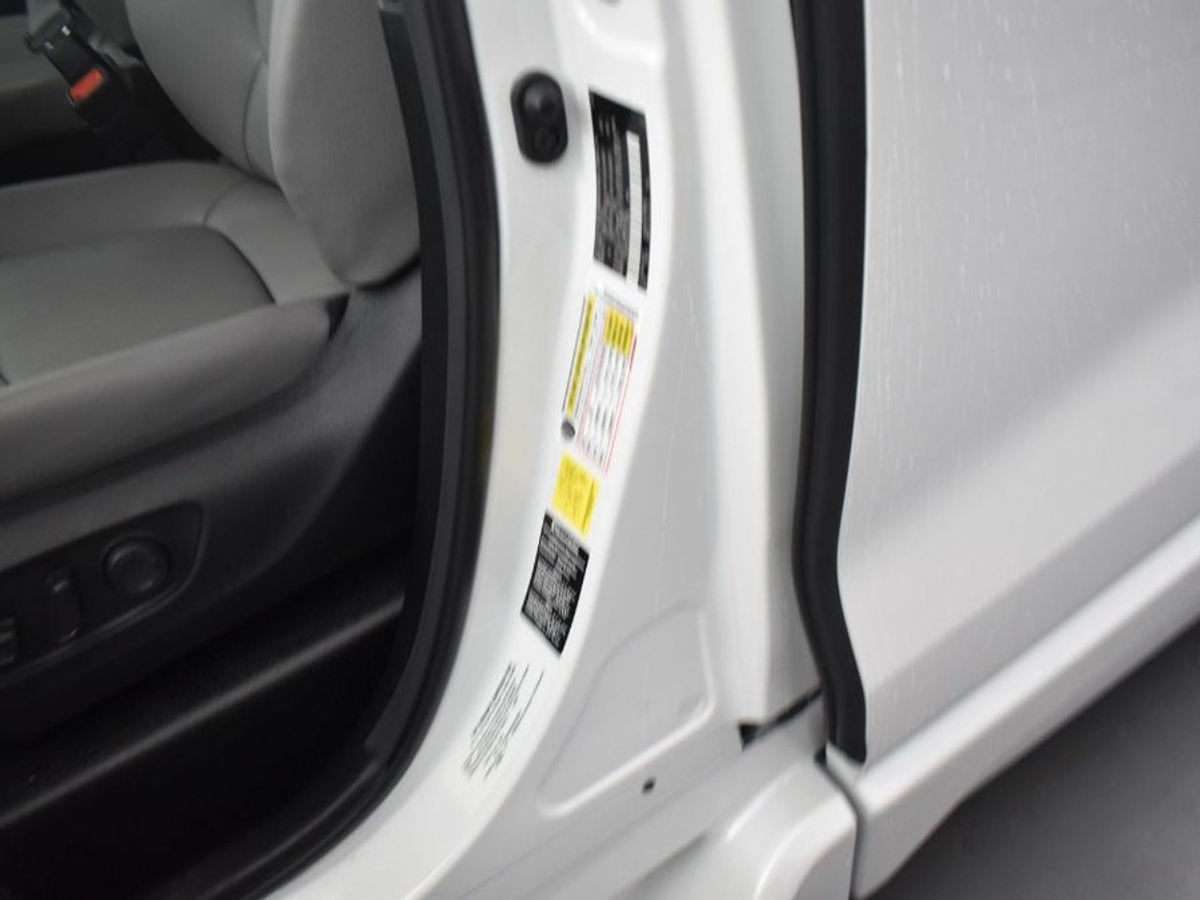 White Toyota Sienna image number 15