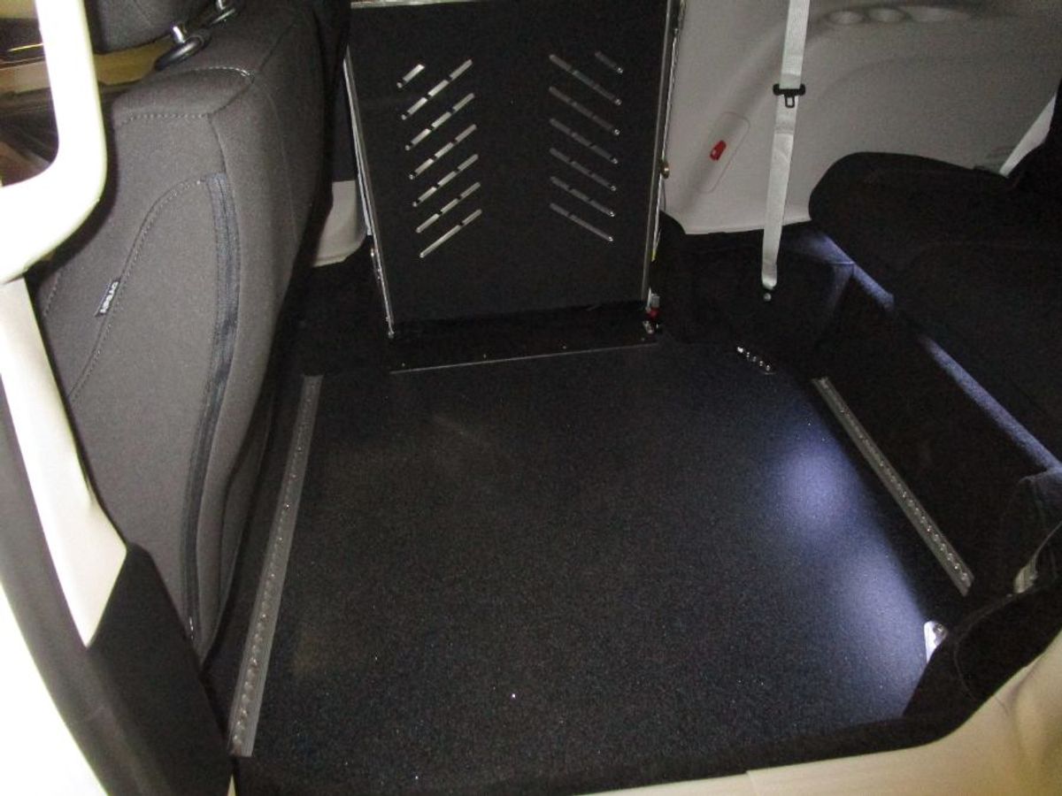 White Chrysler Voyager image number 20