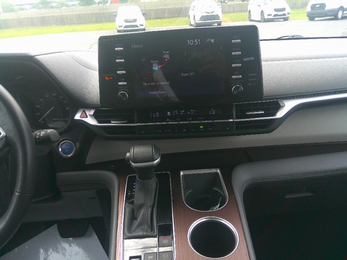 Blue Toyota Sienna image number 11